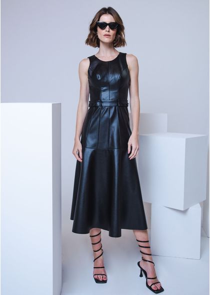 Vestido-Midi-Poliuretano-com-Recorte-Princesa-no-Busto-Sofia-PRETO-002-04928-PP