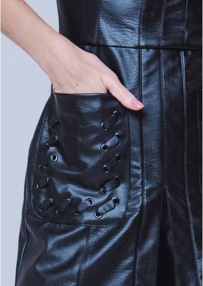 Macaquinho-Shorts-Saia-Poliuretano-com-Detalhes-em-Ilhos-Sofia-PRETO-002-04920-PP