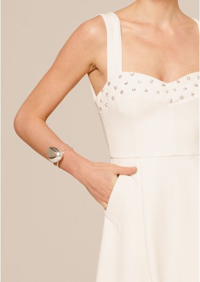 Detalhes do vestido Midi Crepe de Alfaiataria Milano com Bordado no Busto Domenica  na cor Off White com decote de coração