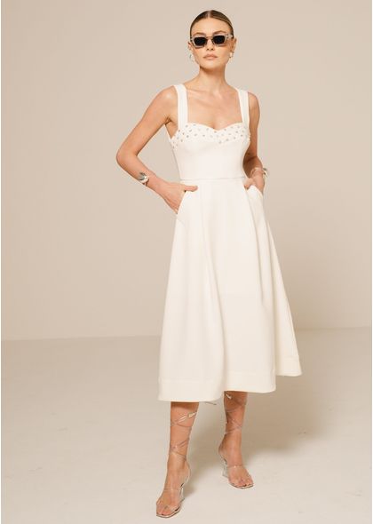 Mulher loira usando o vestido Midi Crepe de Alfaiataria Milano com Bordado no Busto Domenica  na cor Off White