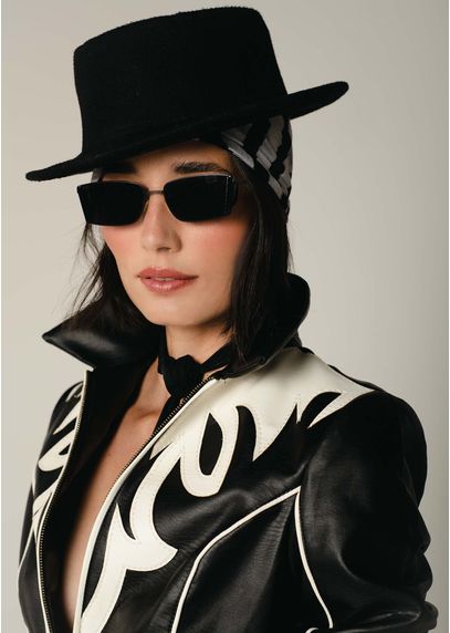 Jaqueta-Cropped-em-Poliuretano-Recorte-Coracao-Odilia-PRETO-002-05031-M