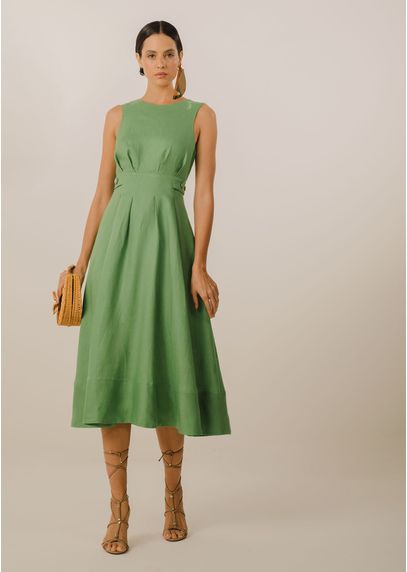 Mulher Morena Usando o Vestido Midi em Linho na cor verde da marca Lovlity