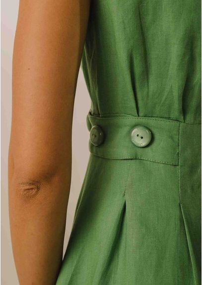Detalhe do Vestido Lovlity Faixa na Cintura na cor verde com botão