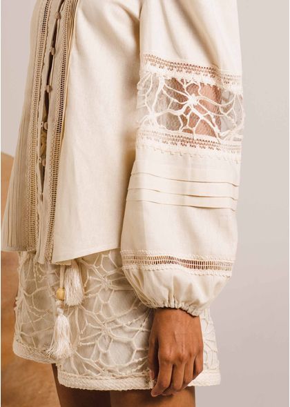 Camisa-em-Linho-e-Guipir-com-Pregas-Frontais-Artemis-CRU-028-05120-GG