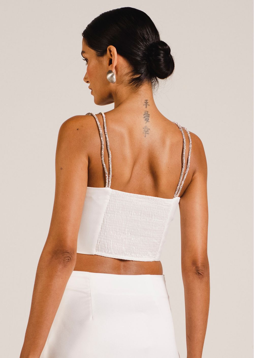 Blusa Cropped Corset em Crepe com Alça de Strass Off White