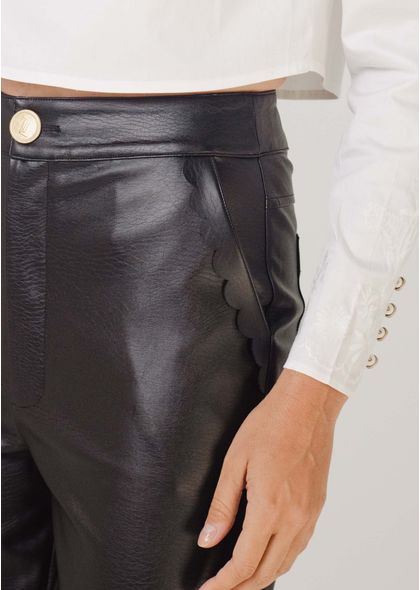Calca-Semi-Flare-em-Poliuretano-com-Detalhes-no-Bolso-Moscow-PRETO-002-04958-G