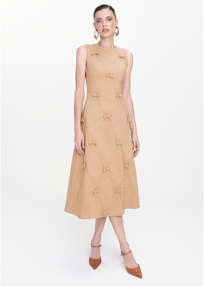 Vestido-Midi-em-Sarja-Estruturada-com-Lacos-Bordados-Mizaela-CARAMELO-030-05446-PP