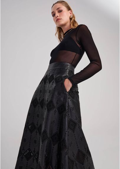 Saia-Midi-em-Poliuretano-Bordado-Gode-Carla-PRETO-002-05200-PP