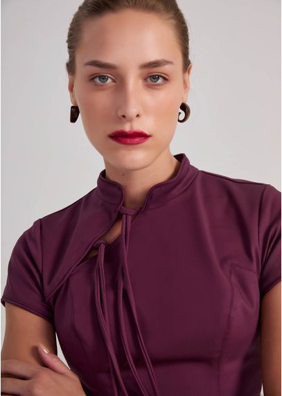 Conjunto-Cropped-e-Saia-Midi-em-Sarja-Estruturada-Yumi-VINHO-042-05440-PP