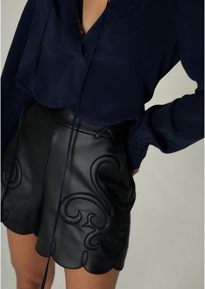 Shorts-em-Poliuretano-com-Bordado-na-Barra-Yoko-PRETO-002-05503-PP