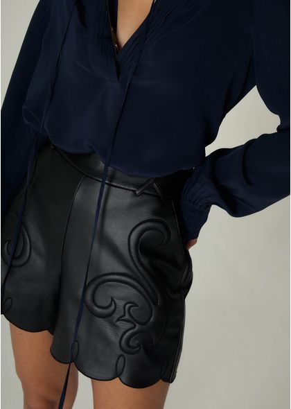 Shorts-em-Poliuretano-com-Bordado-na-Barra-Yoko-PRETO-002-05503-PP