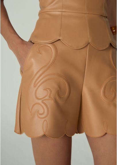Shorts-em-Poliuretano-com-Bordado-na-Barra-Yoko-CARAMELO-030-05503-PP