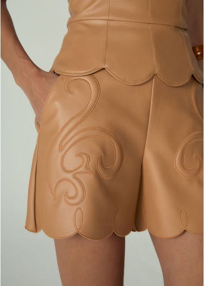 Shorts-em-Poliuretano-com-Bordado-na-Barra-Yoko-CARAMELO-030-05503-PP