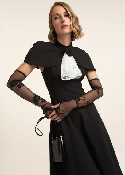 Vestido-Midi-em-Sarja-Estruturada-Evase-com-Capa-Erminia-PRETO-002-05545-PP