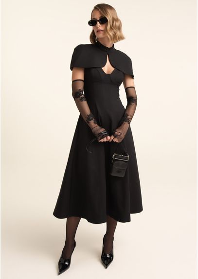 Vestido-Midi-em-Sarja-Estruturada-Evase-com-Capa-Erminia-PRETO-002-05545-PP