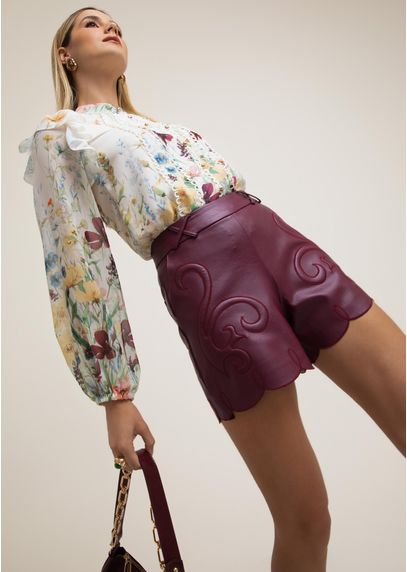 Shorts-em-Poliuretano-com-Bordado-na-Barra-Yoko-VINHO-042-05503-P