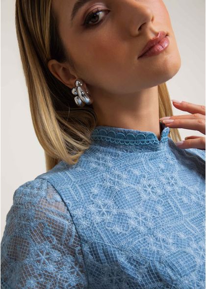 Blusa-Peplum-em-Organza-Bordada-com-Gola-Padre-Luana-AZUL-009-05557-PP