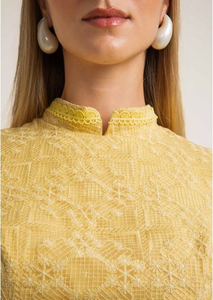 Blusa-Peplum-em-Organza-Bordada-com-Gola-Padre-Luana-AMARELO-014-05557-PP