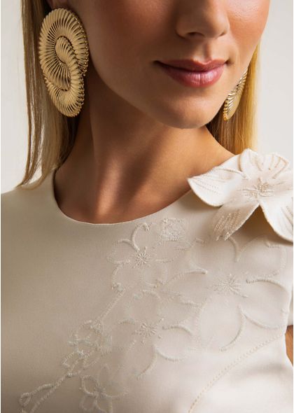 Vestido-Curto-em-Sarja-Estruturada-com-Bordado-Cerejeira-Kyoto-BEGE-003-05564-PP